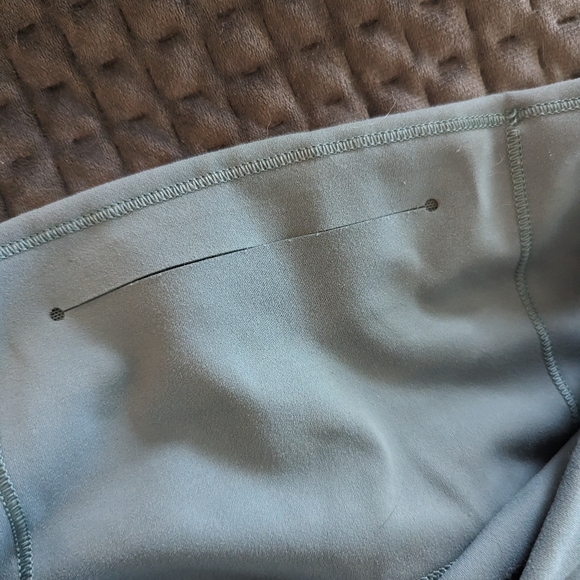 Lululemon yoga ankle pant. - Picture 5 of 6